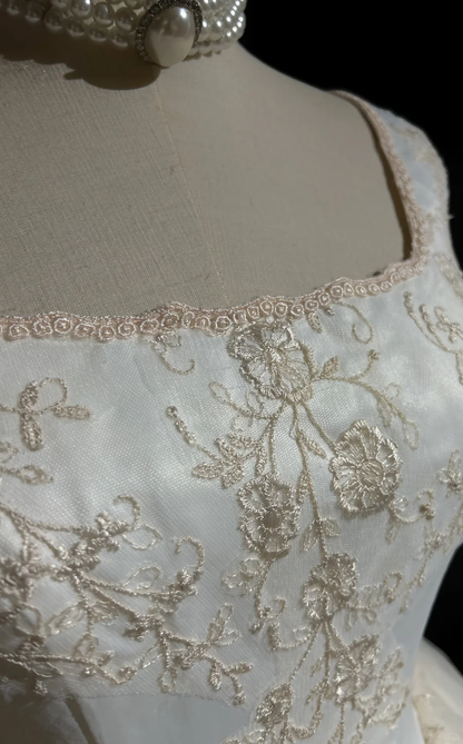 Classic Bridal Gown Ball Gown Square Neck Short Sleeves Tulle White Wedding Dresses Vintage Bridal Gowns DH651