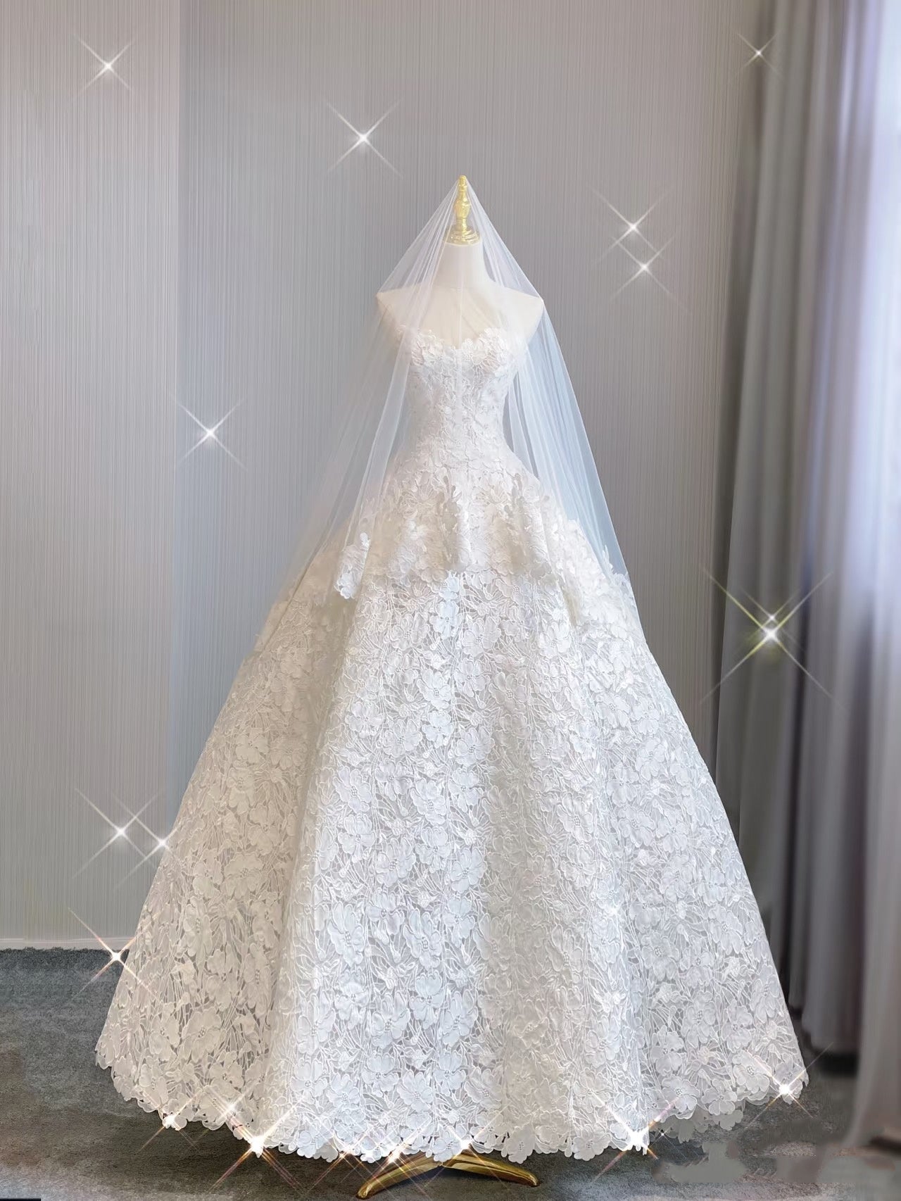 Extravagant Ball Gown Strapless White Lace Long Wedding Dresses Elegant Bridal Gowns DH680