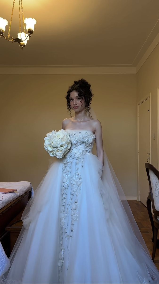 Princess Wedding Dress Ball Gown Strapless Tulle White Long Wedding Dresses Bridal Gowns Elegant Brides Gown DH722