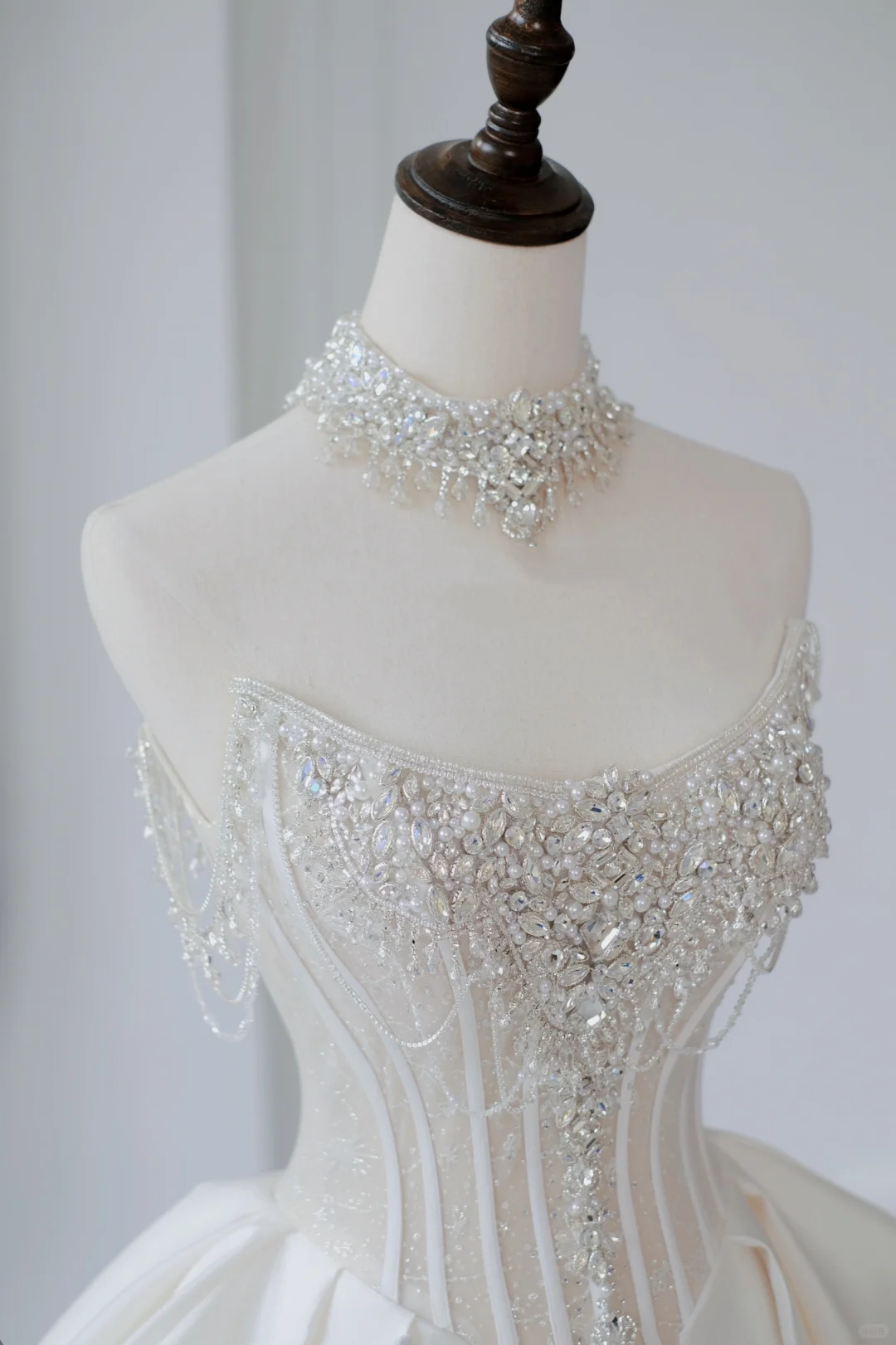 Timeless Bridal Gown Ball Gown Strapless Satin Silver Beads Sleeveless Long White Wedding Dresses Elegant Bridal Gowns DH888