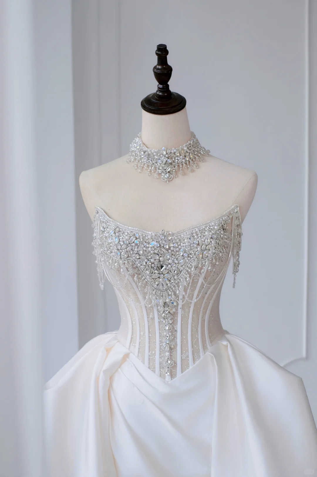 Timeless Bridal Gown Ball Gown Strapless Satin Silver Beads Sleeveless Long White Wedding Dresses Elegant Bridal Gowns DH888