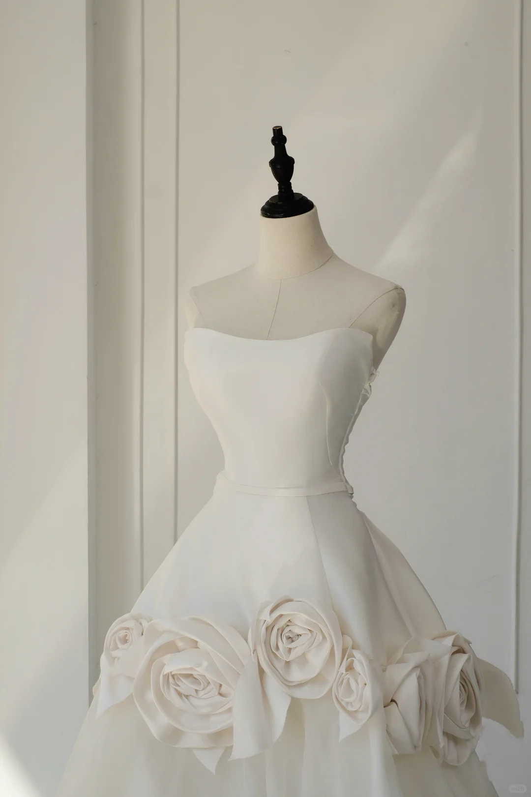 Timeless Bridal Gown Ball Gown Strapless Satin Flowers Sleeveless Long White Wedding Dresses Elegant Bridal Gowns DH890