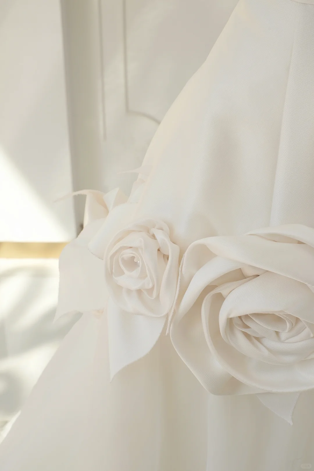 Timeless Bridal Gown Ball Gown Strapless Satin Flowers Sleeveless Long White Wedding Dresses Elegant Bridal Gowns DH890