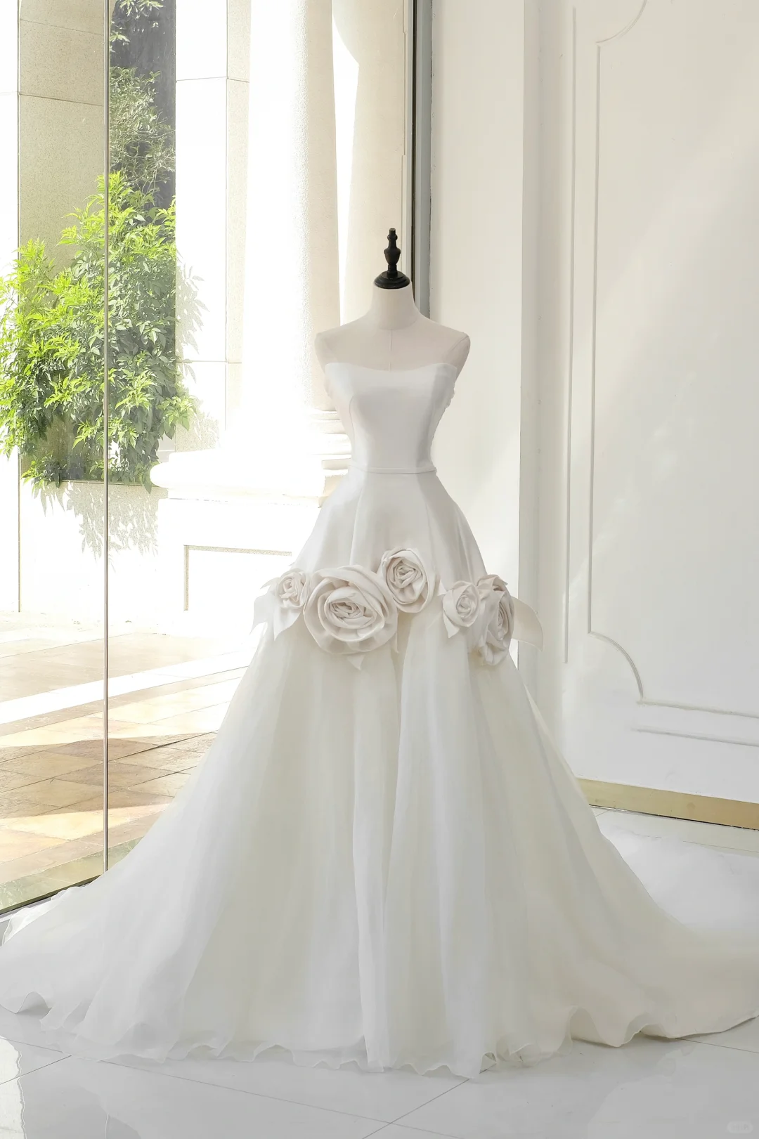 Timeless Bridal Gown Ball Gown Strapless Satin Flowers Sleeveless Long White Wedding Dresses Elegant Bridal Gowns DH890
