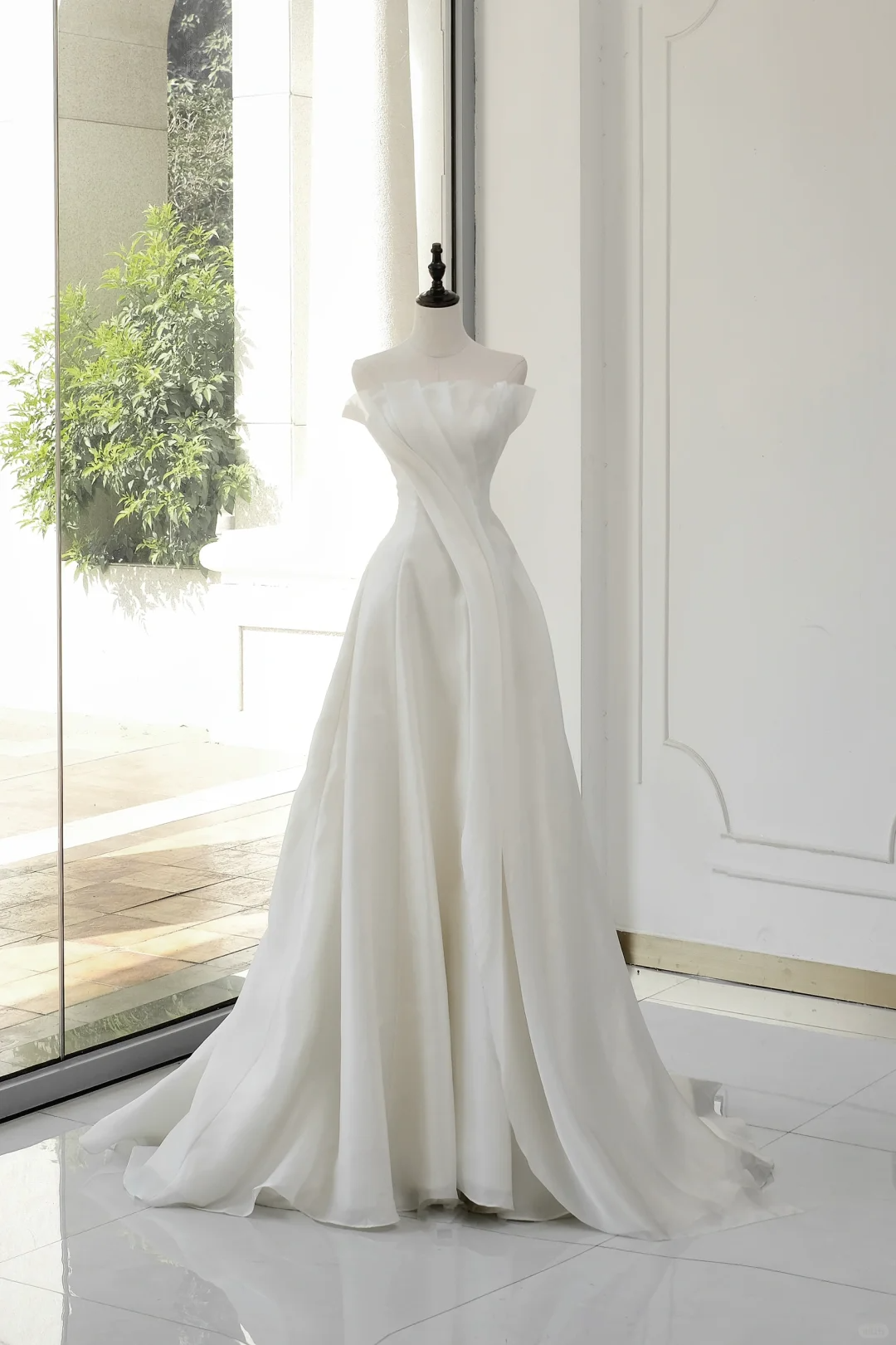Timeless Bridal Gown Ball Gown Strapless Organza Sleeveless Long White Wedding Dresses Elegant Bridal Gowns DH892