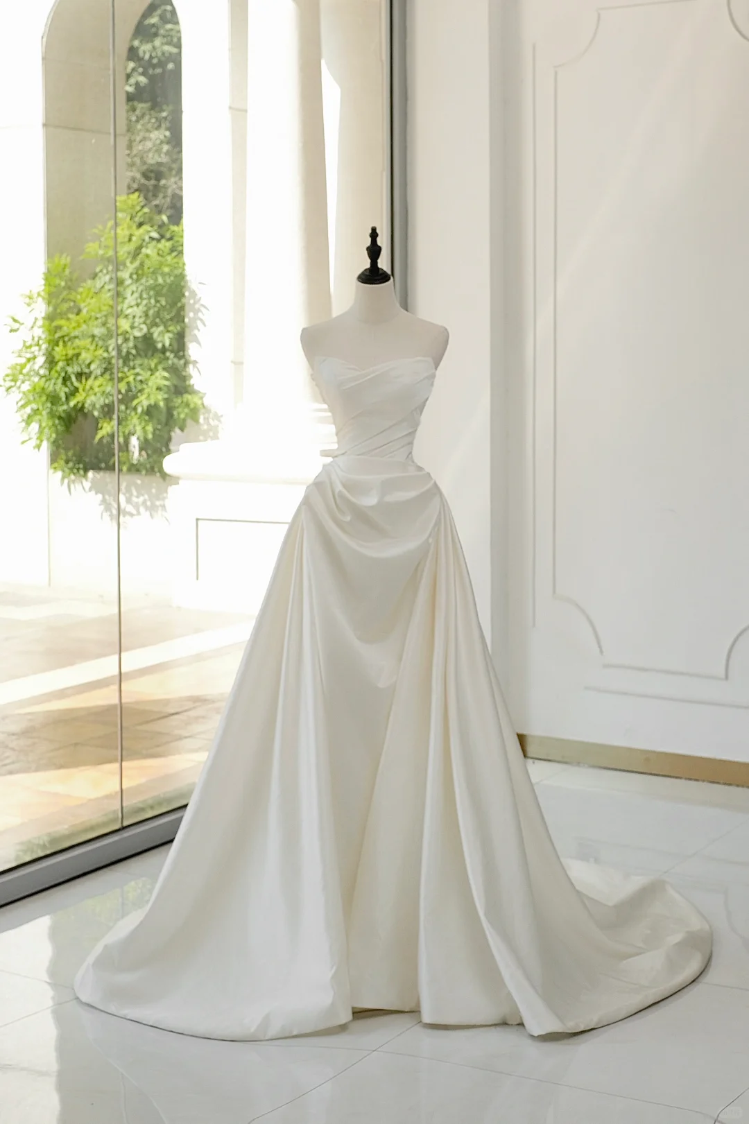 Timeless Bridal Gown Ball Gown Strapless Satin Pleated Sleeveless Long White Wedding Dresses Elegant Bridal Gowns DH893