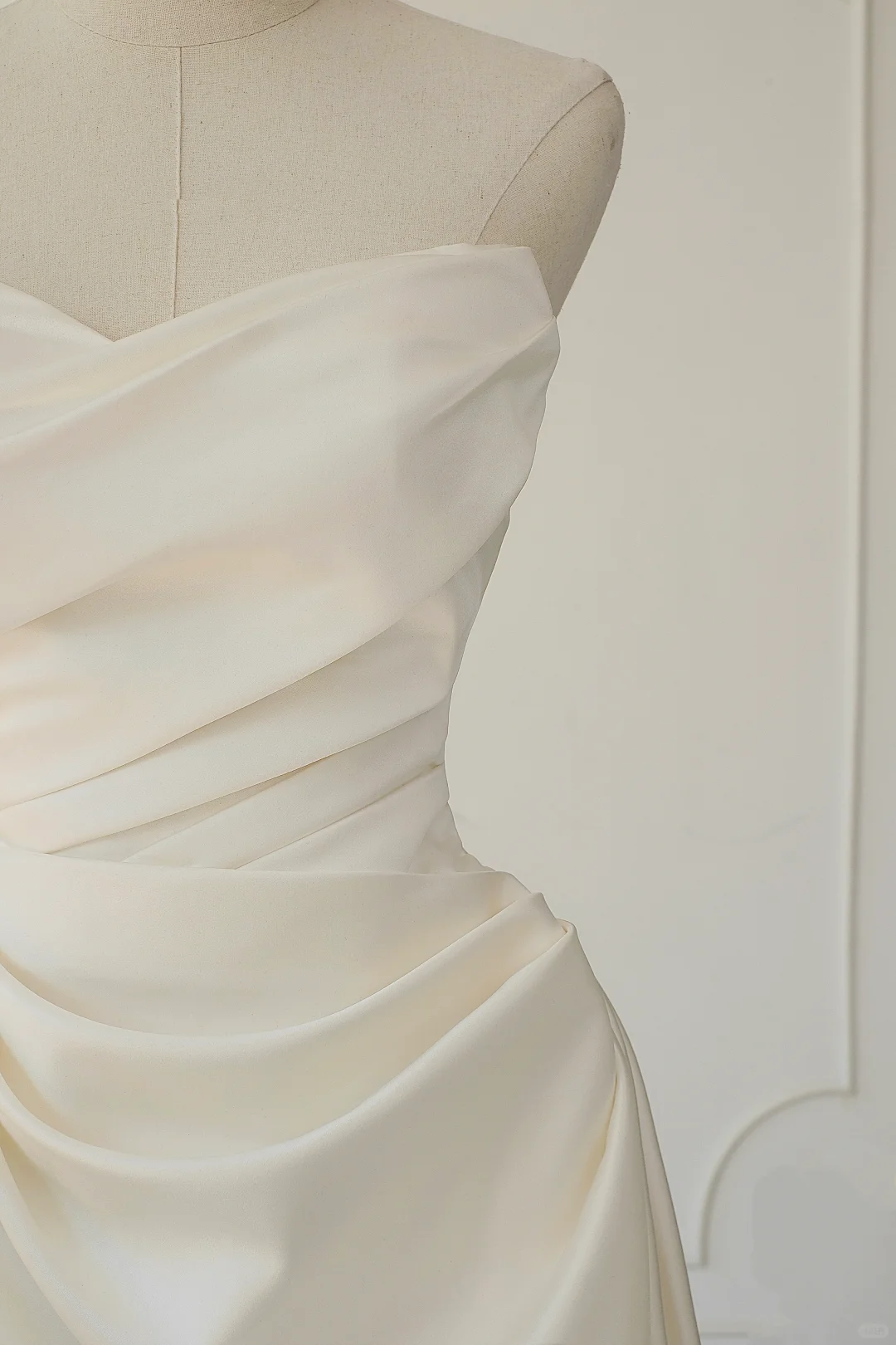 Timeless Bridal Gown Ball Gown Strapless Satin Pleated Sleeveless Long White Wedding Dresses Elegant Bridal Gowns DH893