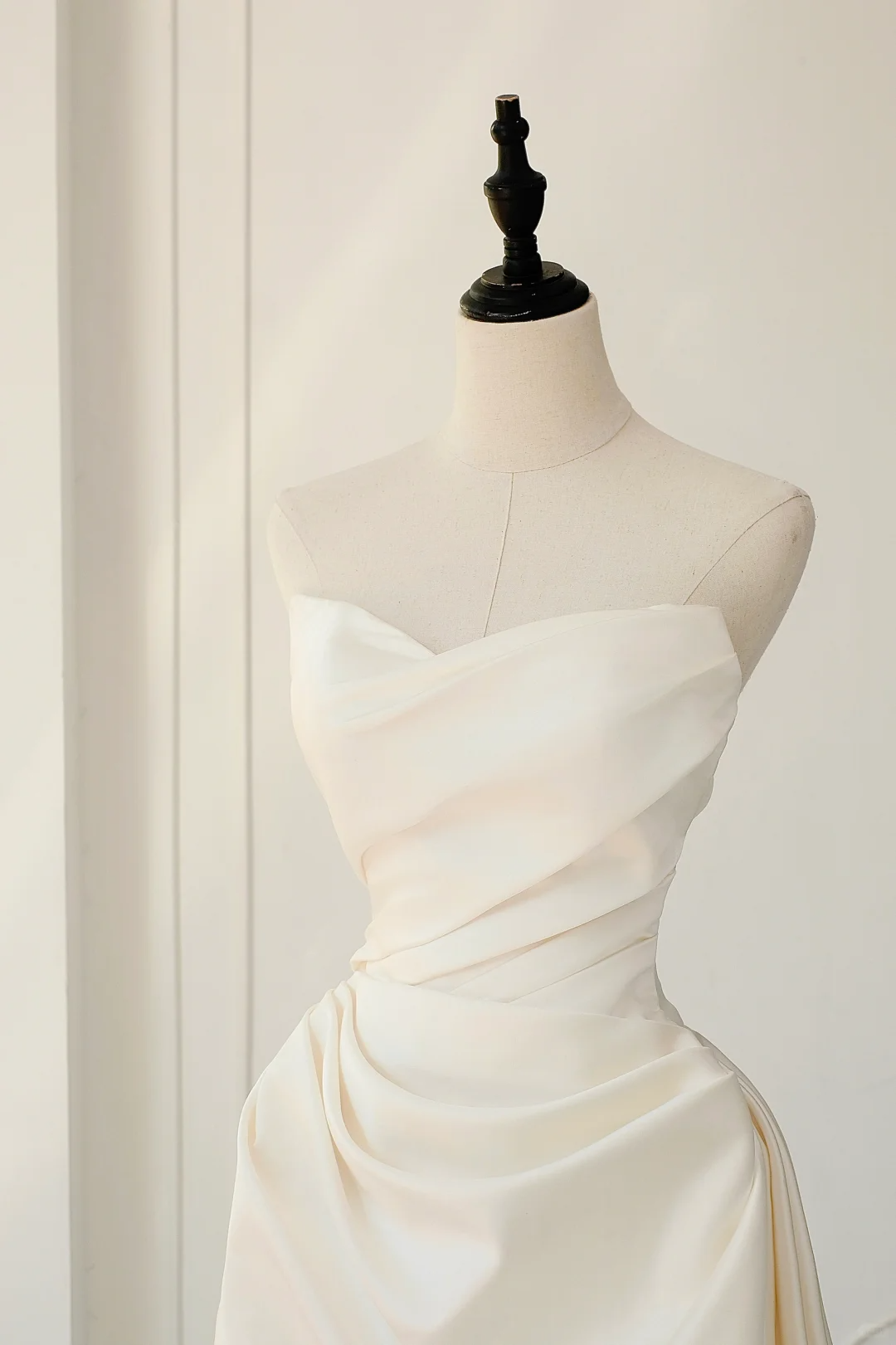 Timeless Bridal Gown Ball Gown Strapless Satin Pleated Sleeveless Long White Wedding Dresses Elegant Bridal Gowns DH893