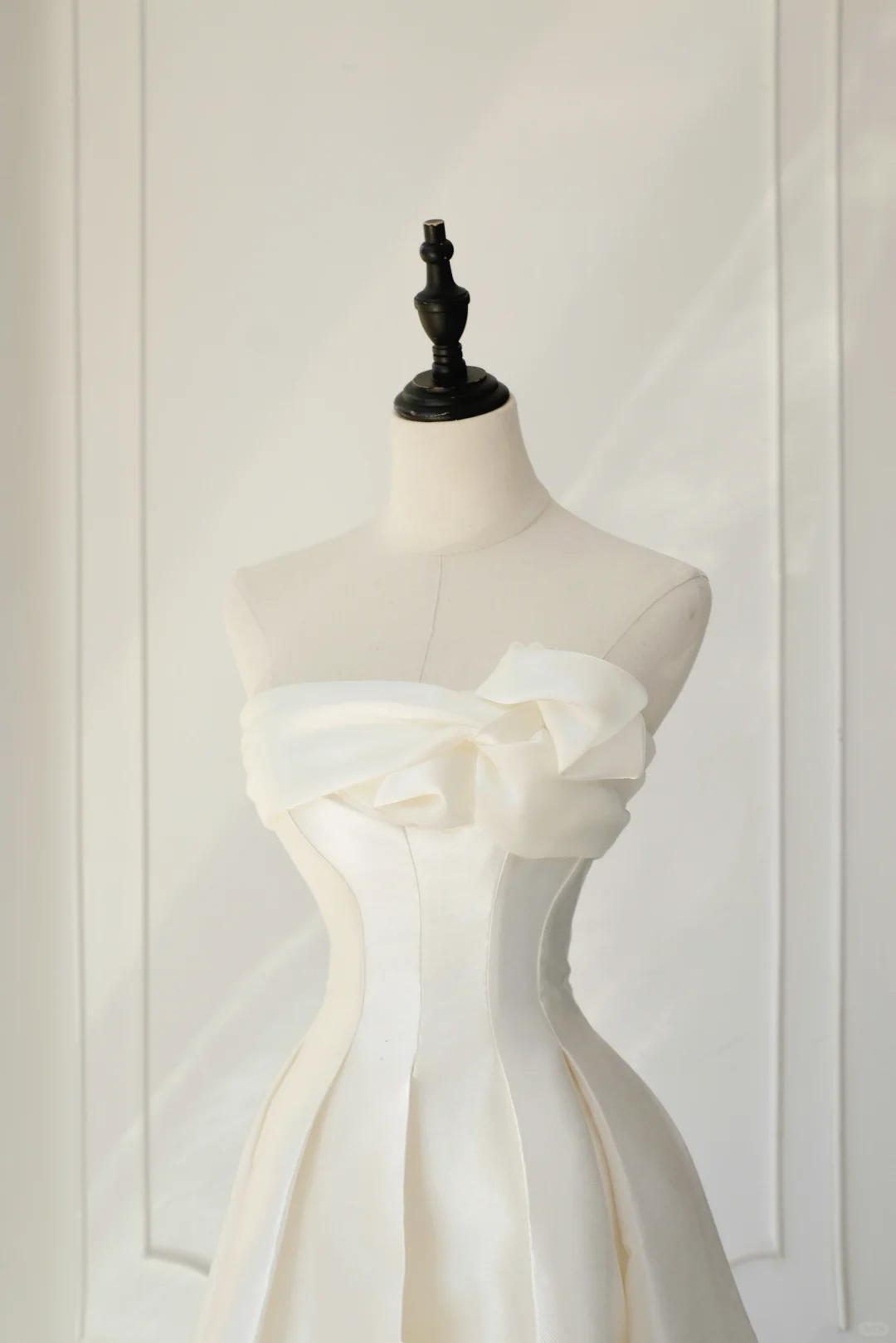 Timeless Bridal Gown A line Strapless Satin White Wedding Dresses Elegant Bridal Gowns DH895