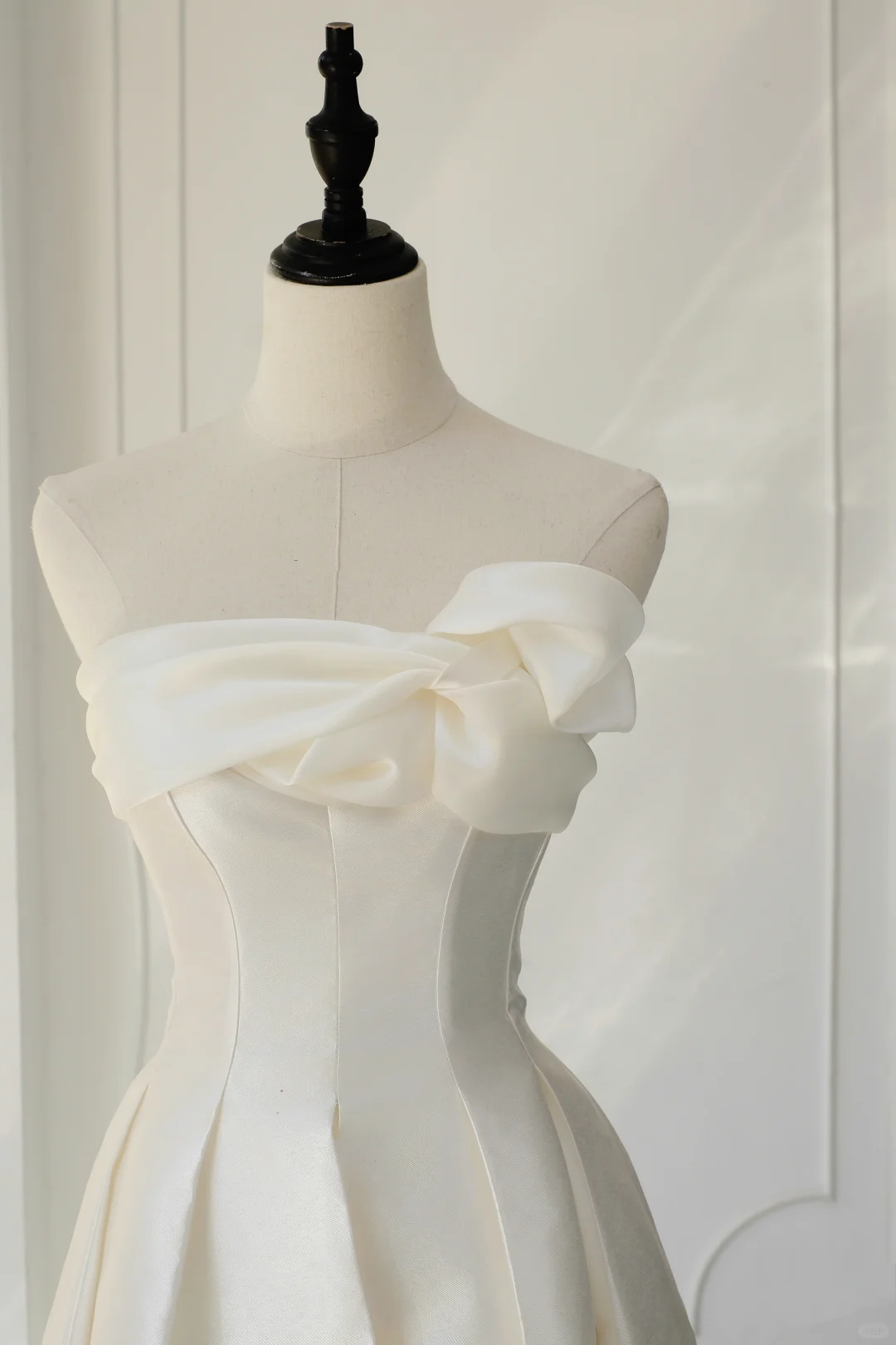 Timeless Bridal Gown A line Strapless Satin White Wedding Dresses Elegant Bridal Gowns DH895