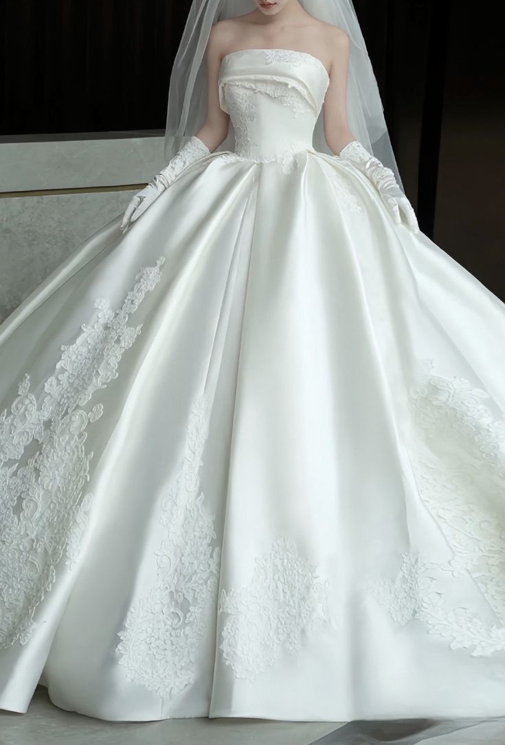 Princess Bridal Dress Ball Gown Strapless Sleeveless Lace White Appliques Wedding Dresses Pretty Bridal Gowns DH958