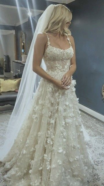 Romantic Bridal Gown Ball Gown Spaghetti Straps Lace Wedding Dresses Minimalist Bridal Gowns DP1193