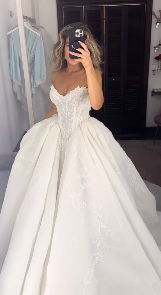 Romantic Bridal Gown Ball Gown Sweetheart Satin White Lace Wedding Dresses Minimalist Bridal Gowns DP1200