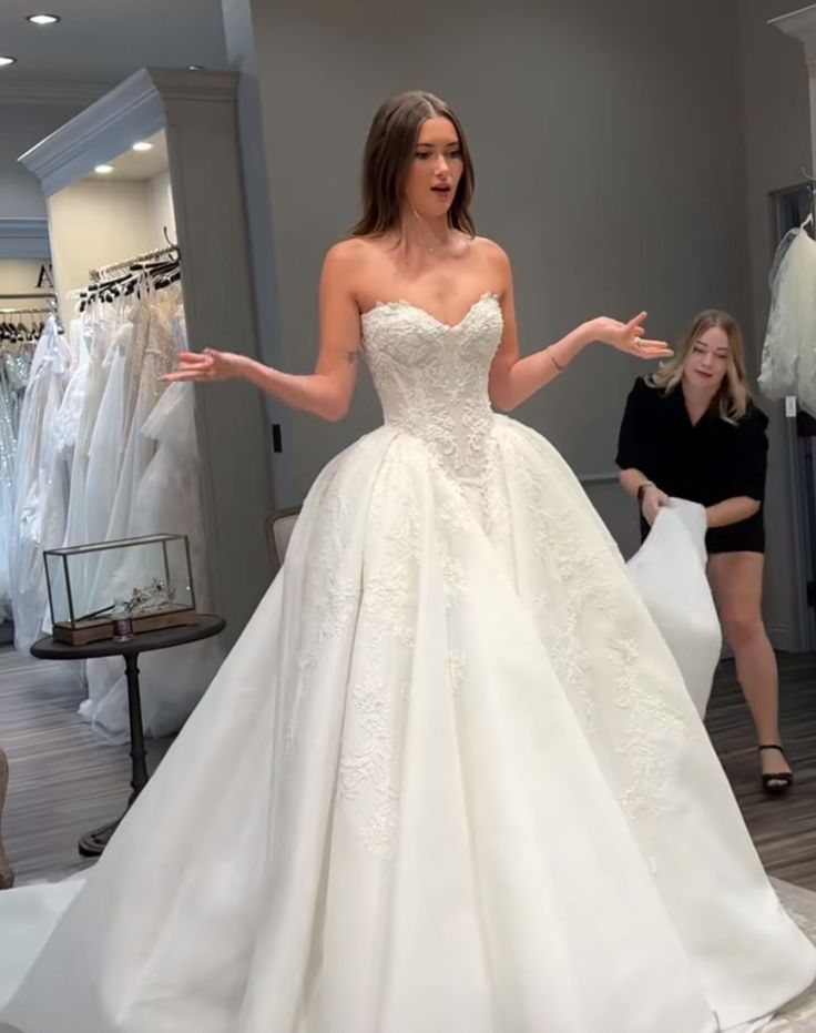 Classic Bridal Gown Ball Gown Sweetheart Lace White Wedding Dresses Minimalist Bridal Gowns DP1590