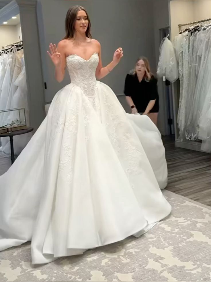 Classic Bridal Gown Ball Gown Sweetheart Lace White Wedding Dresses Minimalist Bridal Gowns DP1590