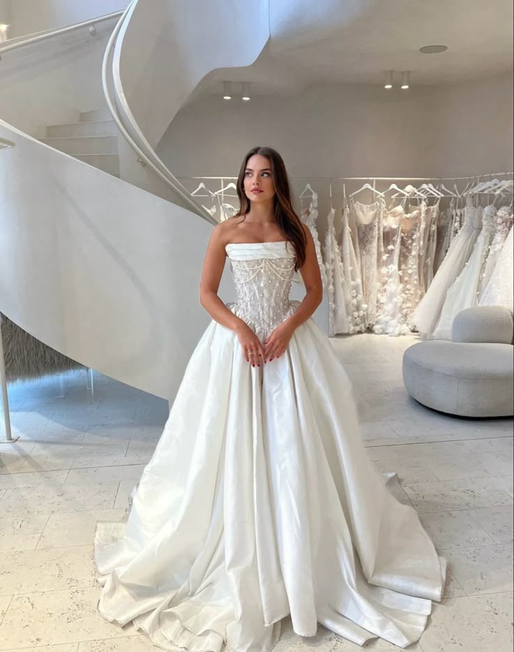 Classic Brides Dress Ball Gown Strapless Satin White Wedding Dresses Minimalist Bridal Gowns DP1604