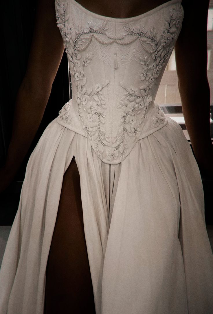 Romantic Bridal Dress A line Sweetheart Satin White Slit Wedding Dresses Minimalist Bridal Gowns DP1619