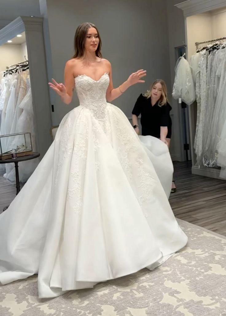 Classic Bridal Gown Ball Gown Sweetheart Lace White Wedding Dresses Minimalist Bridal Gowns DP1590