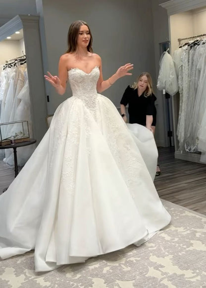 Classic Bridal Gown Ball Gown Sweetheart Lace White Wedding Dresses Minimalist Bridal Gowns DP1590