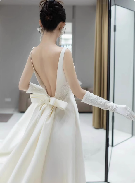 Classic Bridal Gown A line Scoop Satin White Wedding Dresses Minimalist Bridal Gowns DP1650