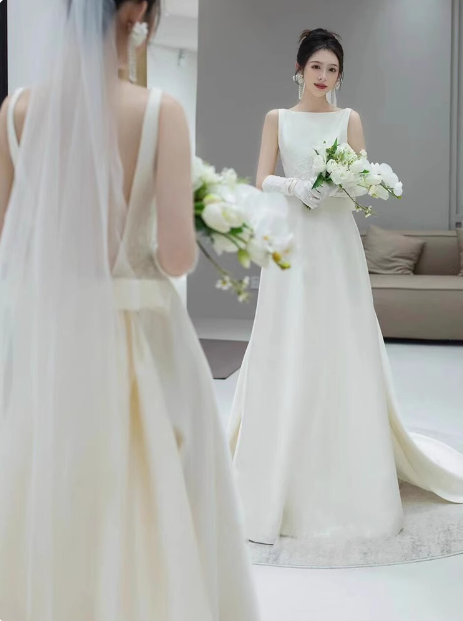Classic Bridal Gown A line Scoop Satin White Wedding Dresses Minimalist Bridal Gowns DP1650