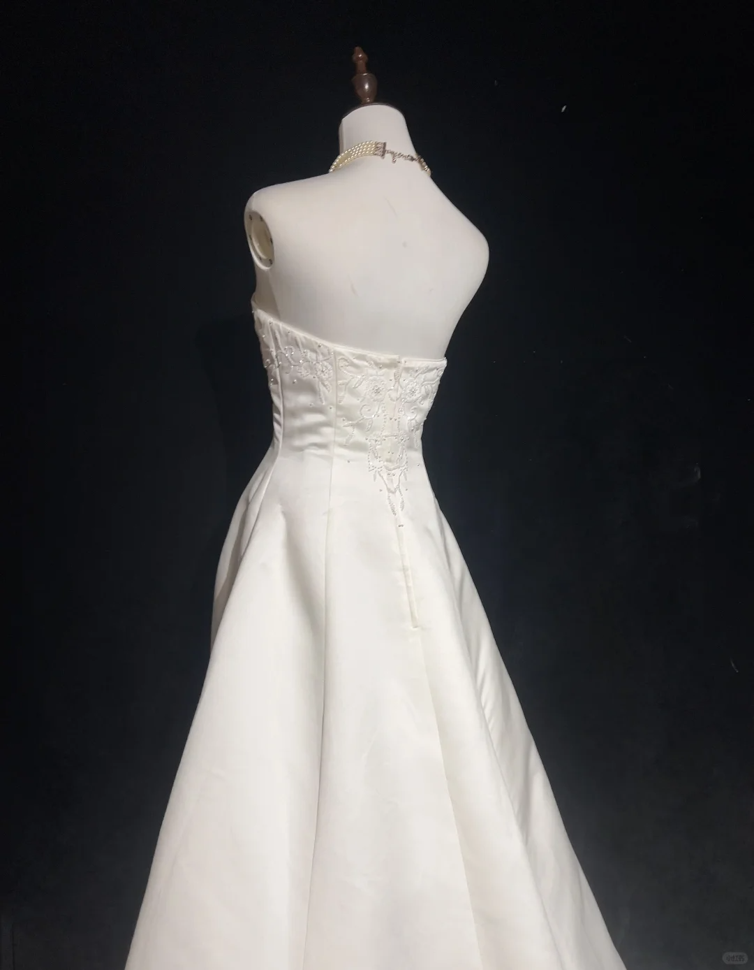 Classic Bridal Gown Ball Gown Strapless Satin White Wedding Dresses Minimalist Bridal Gowns DP1698