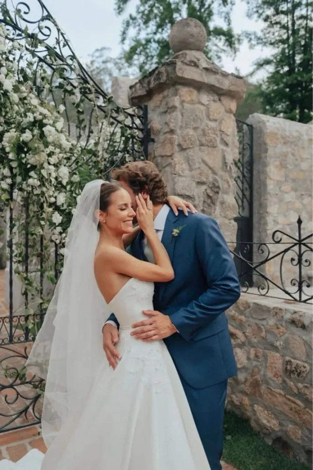 Pretty Wedding Dress Ball Gown Strapless Satin White Long Wedding Dresses Bridal Gowns DP1816