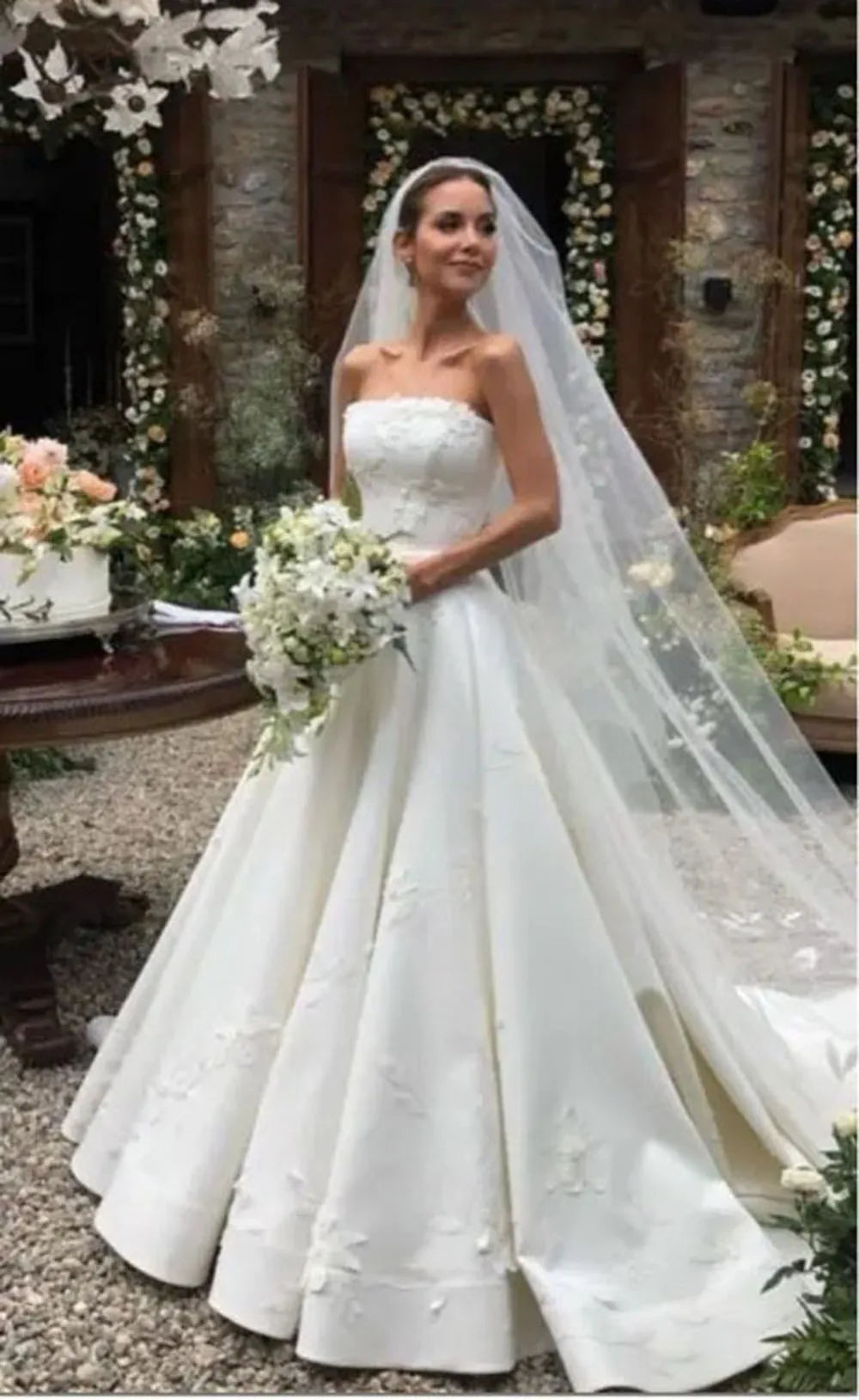 Pretty Wedding Dress Ball Gown Strapless Satin White Long Wedding Dresses Bridal Gowns DP1816