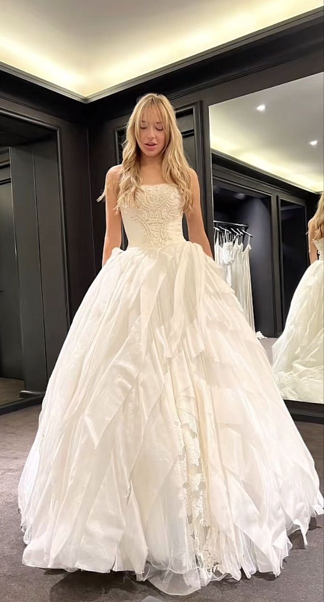 Pretty Wedding Dress Ball Gown Lace Strapless White Long Wedding Dresses Bridal Gowns DP1832