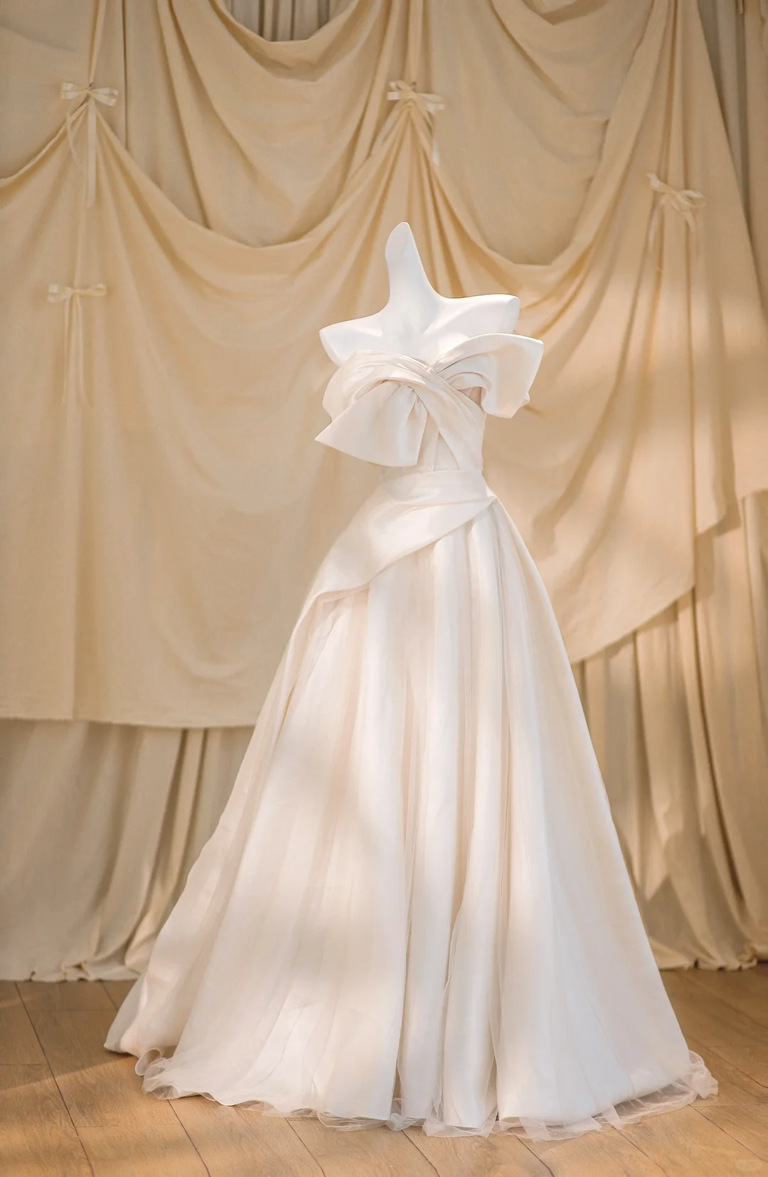 Pretty Wedding Dress Ball Gown Off The Shoulder Short Sleeves Ivory Satin Long Wedding Dresses Brides Gowns DP1860