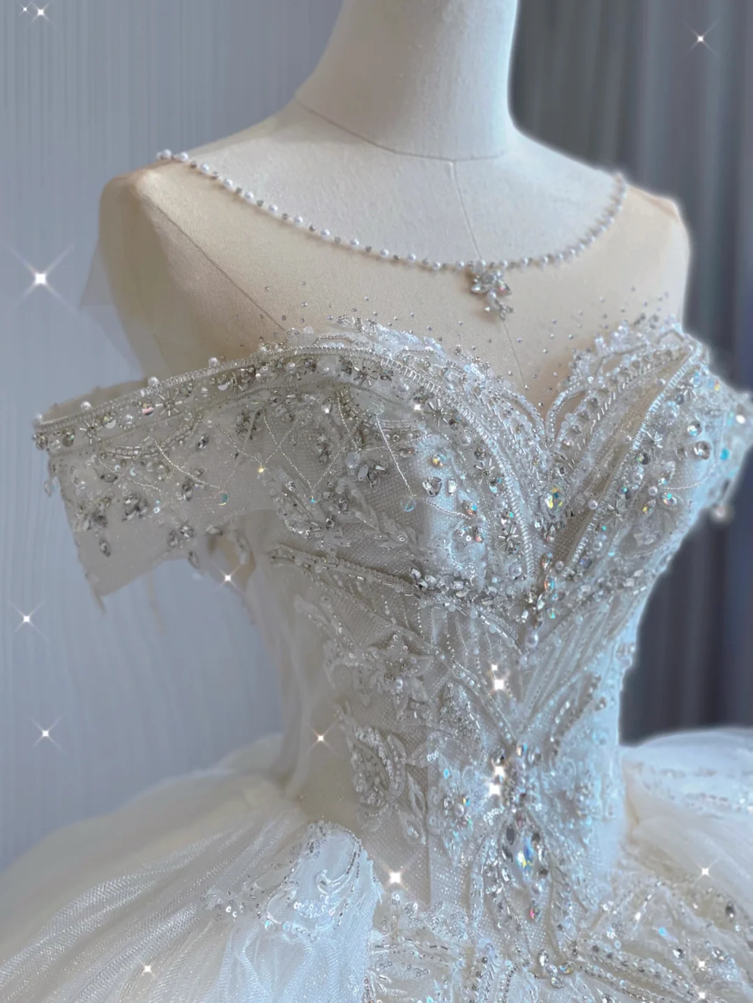 Luxury Ball Gown Scoop Neckline Long Satin Lace White Wedding Dresses Brides Dress DP347