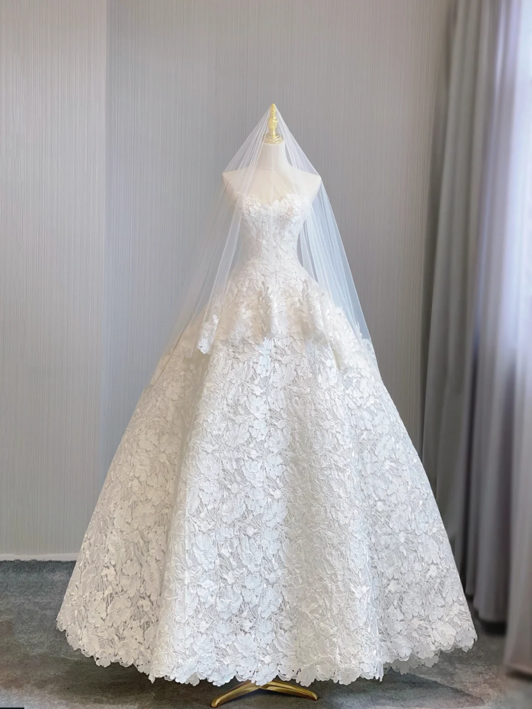 Unique Ball Gown Strapless Lace Long White Wedding Dresses Brides Dress DP371