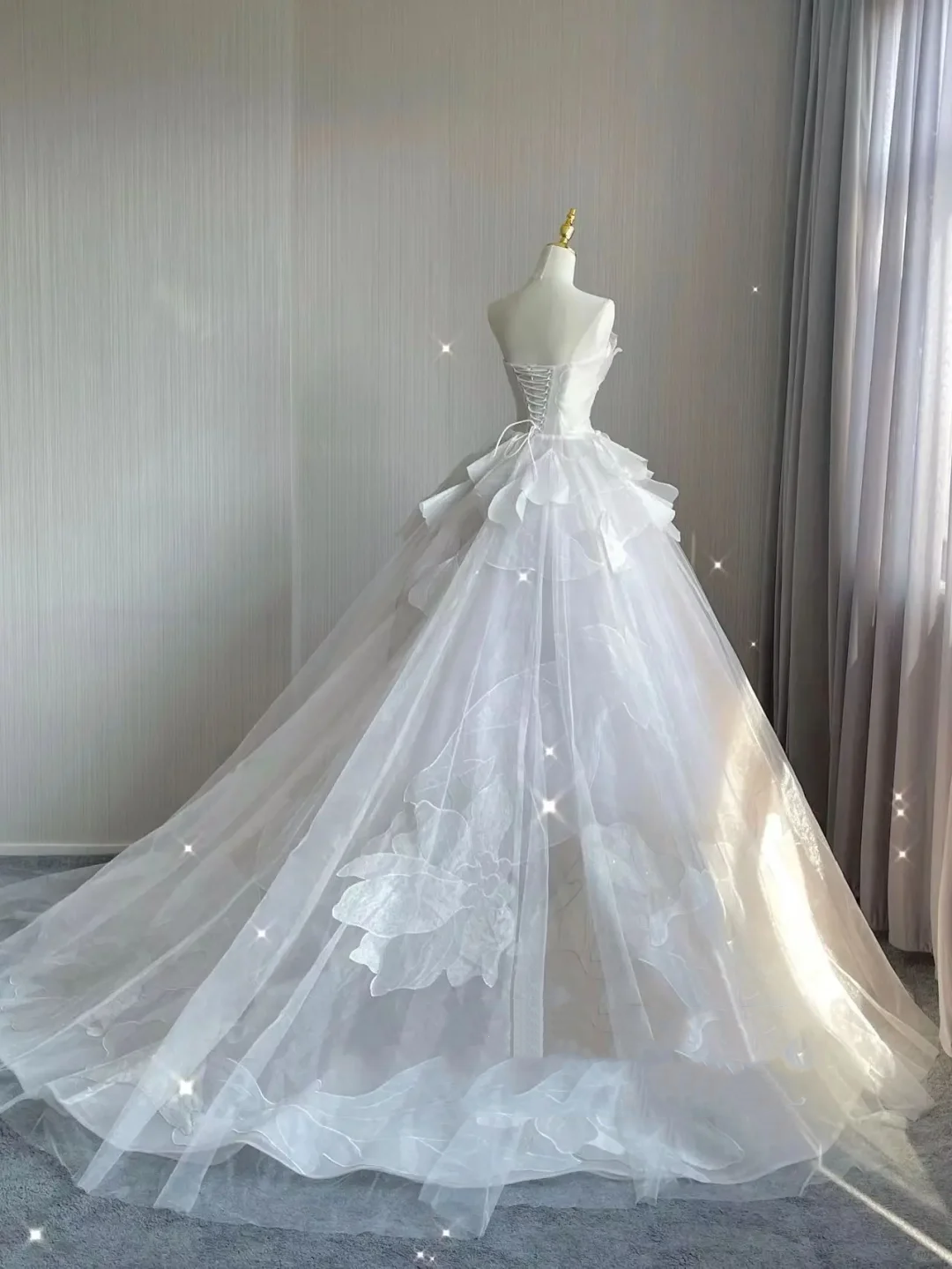 Timeless Ball Gown Strapless Long Tulle White Sweep Train Wedding Dresses Brides Dress DP414