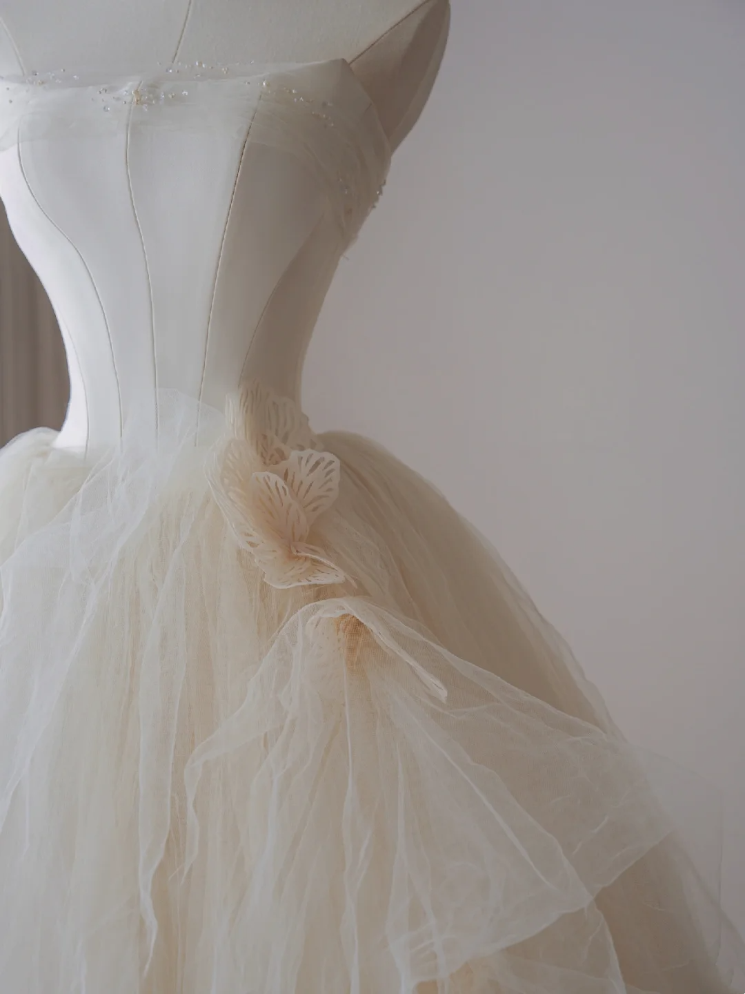 Timeless Ball Gown Strapless Long Tulle White Sweep Train Wedding Dresses Brides Dress DP435