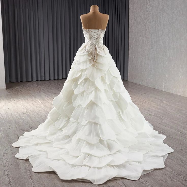 Luxury Ball Gown Wedding Dresses Sleeveless Strapless Sequin Wedding Dress With Train DP610