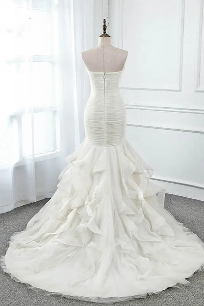 Chic Strapless Sweetheart Ivory Wedding Dresses Ruffles Tulle Sleeveless Bridal Gowns with Feather DP615