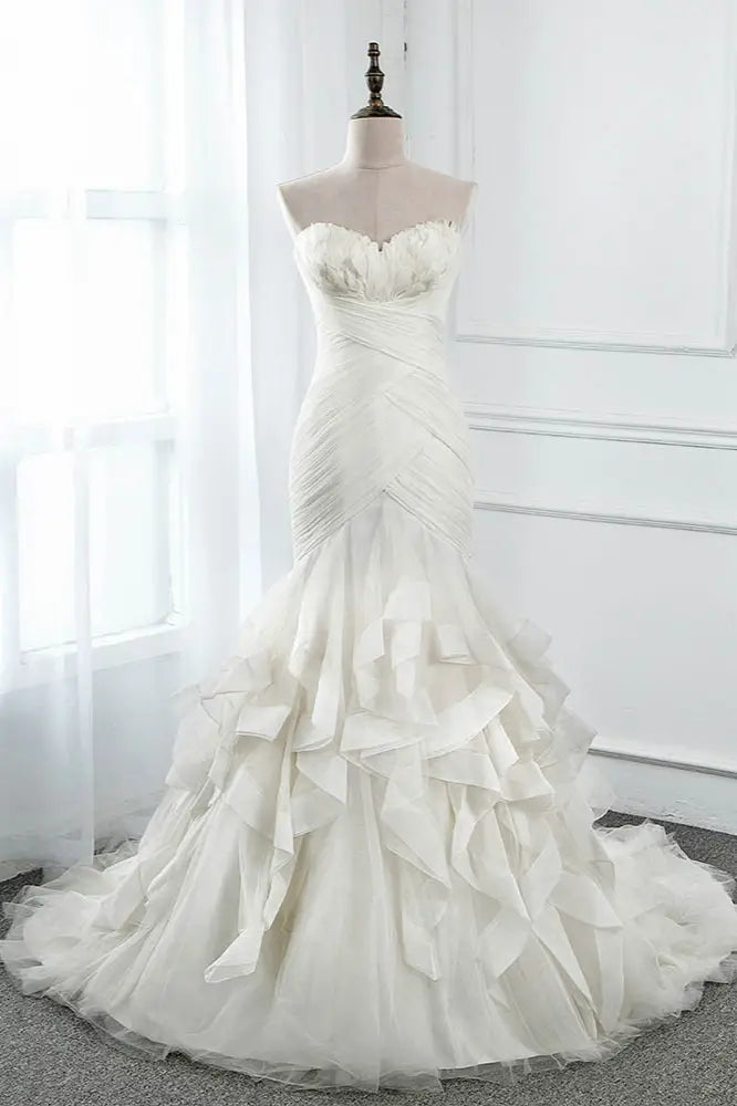 Chic Strapless Sweetheart Ivory Wedding Dresses Ruffles Tulle Sleeveless Bridal Gowns with Feather DP615