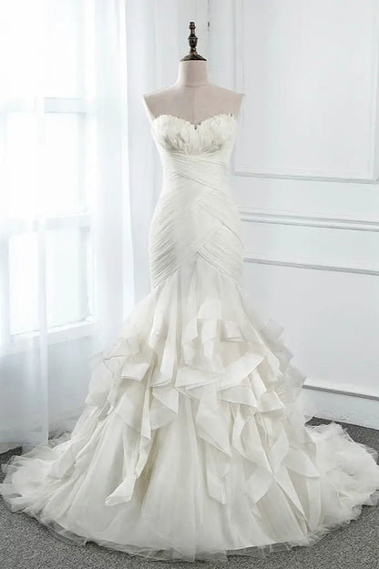 Chic Strapless Sweetheart Ivory Wedding Dresses Ruffles Tulle Sleeveless Bridal Gowns with Feather DP615