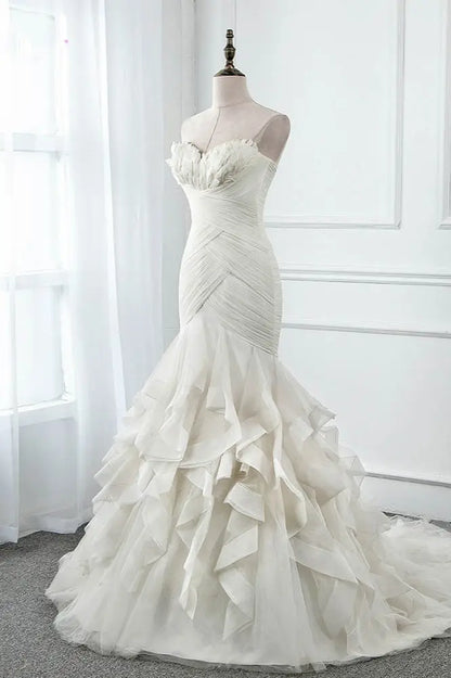 Chic Strapless Sweetheart Ivory Wedding Dresses Ruffles Tulle Sleeveless Bridal Gowns with Feather DP615