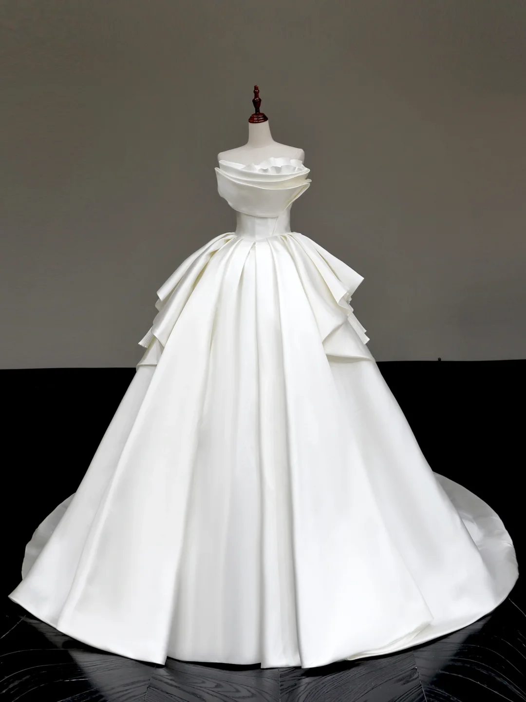 Unique Bridal Gown Ball Gown Strapless White Satin Wedding Dresses Bridal Gowns DP651