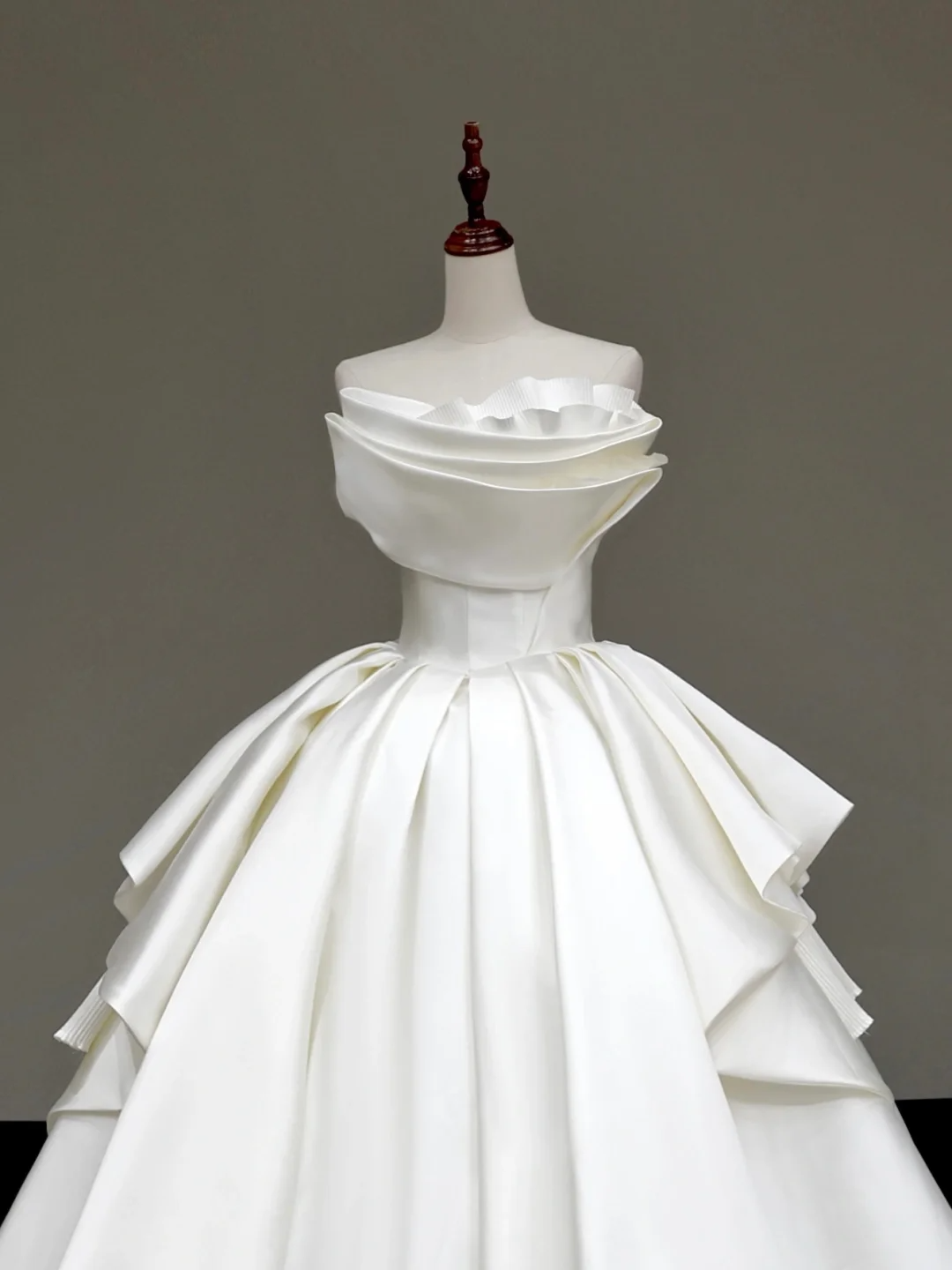 Unique Bridal Gown Ball Gown Strapless White Satin Wedding Dresses Bridal Gowns DP651