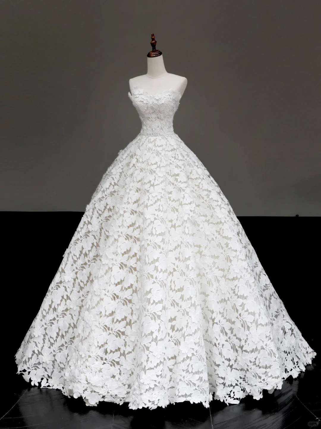 Unique Bridal Gown Ball Gown Strapless White Lace Wedding Dresses Bridal Gowns DP653