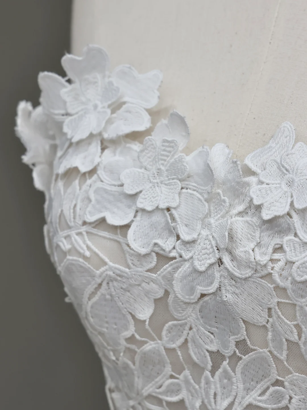 Unique Bridal Gown Ball Gown Strapless White Lace Wedding Dresses Bridal Gowns DP643