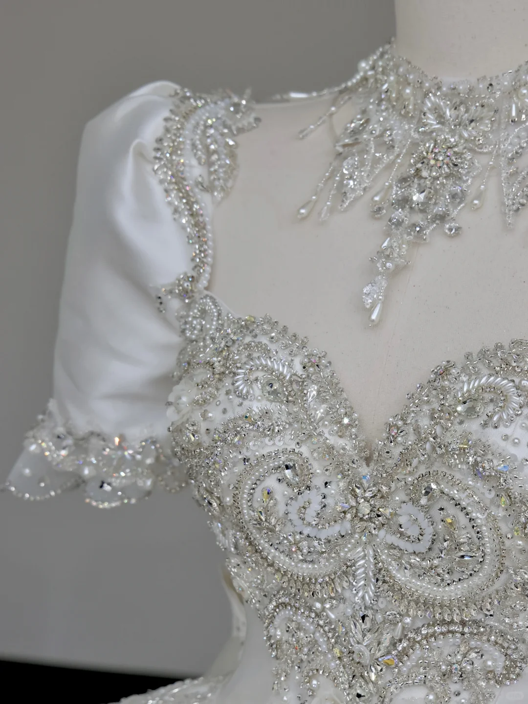 Luxury Ball Gown Wedding Dresses Short Sleeves Sequin Wedding Dress With Train DP647