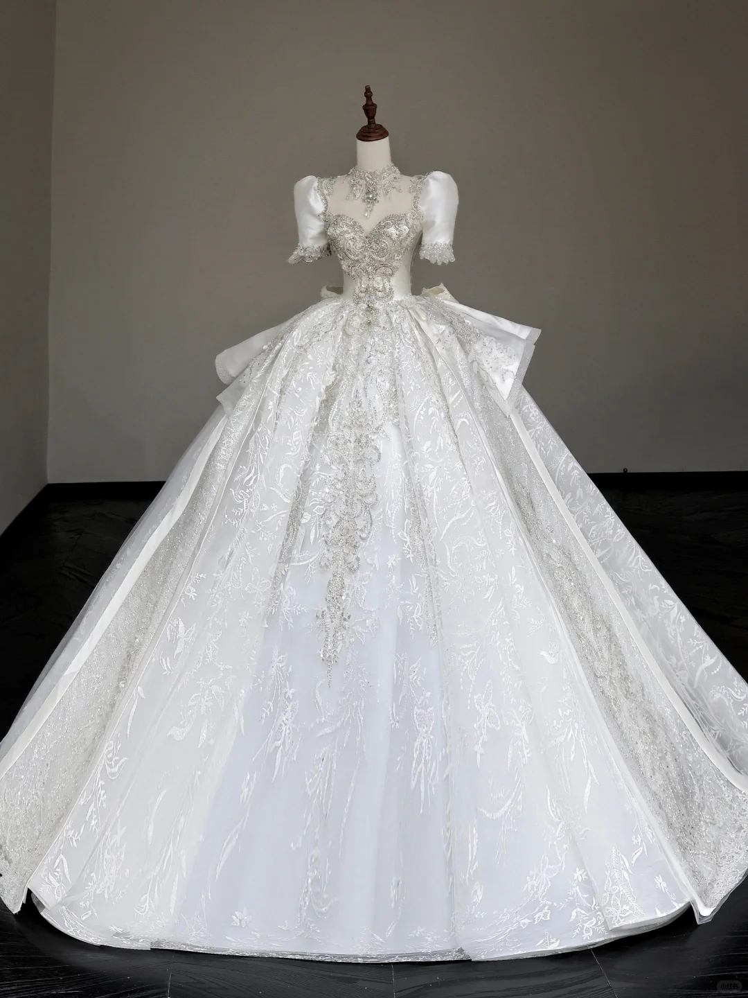 Luxury Ball Gown Wedding Dresses Short Sleeves Sequin Wedding Dress With Train DP647