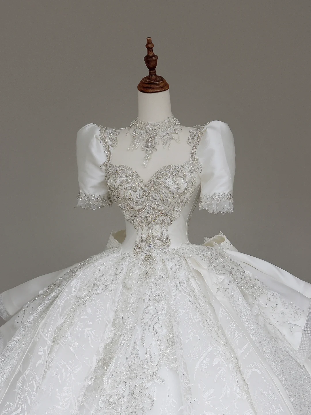 Luxury Ball Gown Wedding Dresses Short Sleeves Sequin Wedding Dress With Train DP647