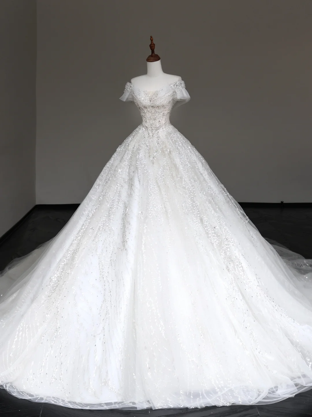 Luxury Ball Gown Wedding Dresses Off The Shoulder Short Sleeves Sequin Wedding Dress With Train DP648