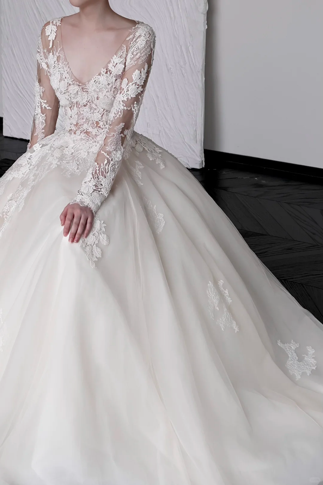 Unique Bridal Gown Ball Gown V Neckline Long Sleeves White Lace Wedding Dresses Bridal Gowns DP659