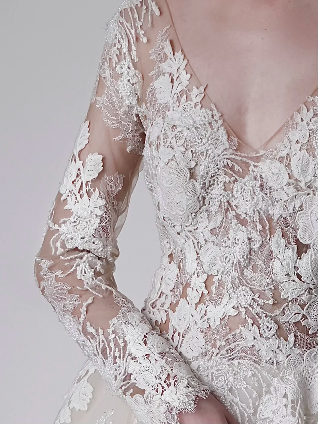 Unique Bridal Gown Ball Gown V Neckline Long Sleeves White Lace Wedding Dresses Bridal Gowns DP659