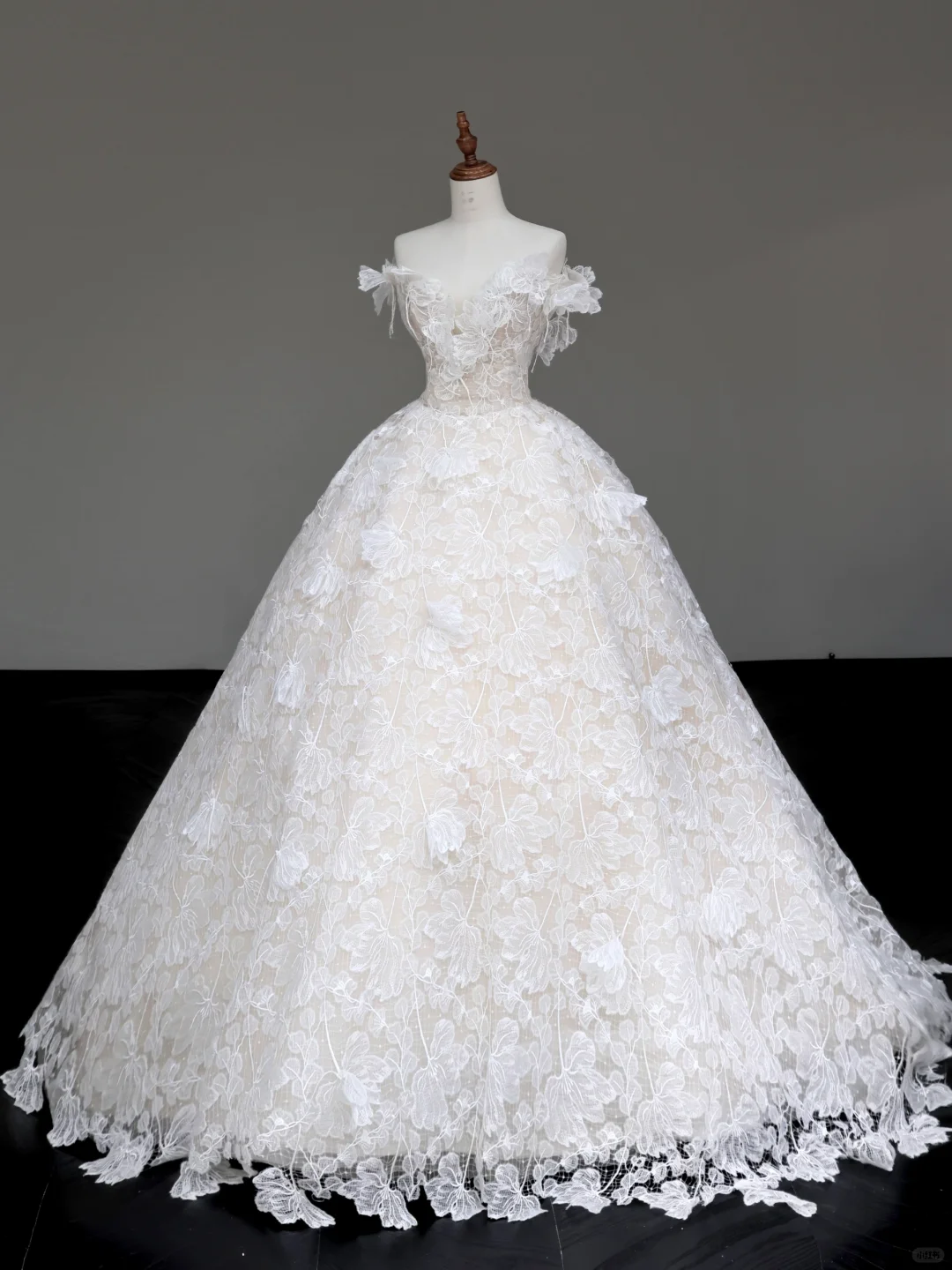 Unique Bridal Gown Ball Gown Strapless Lace White Satin Wedding Dresses Bridal Gowns DP677